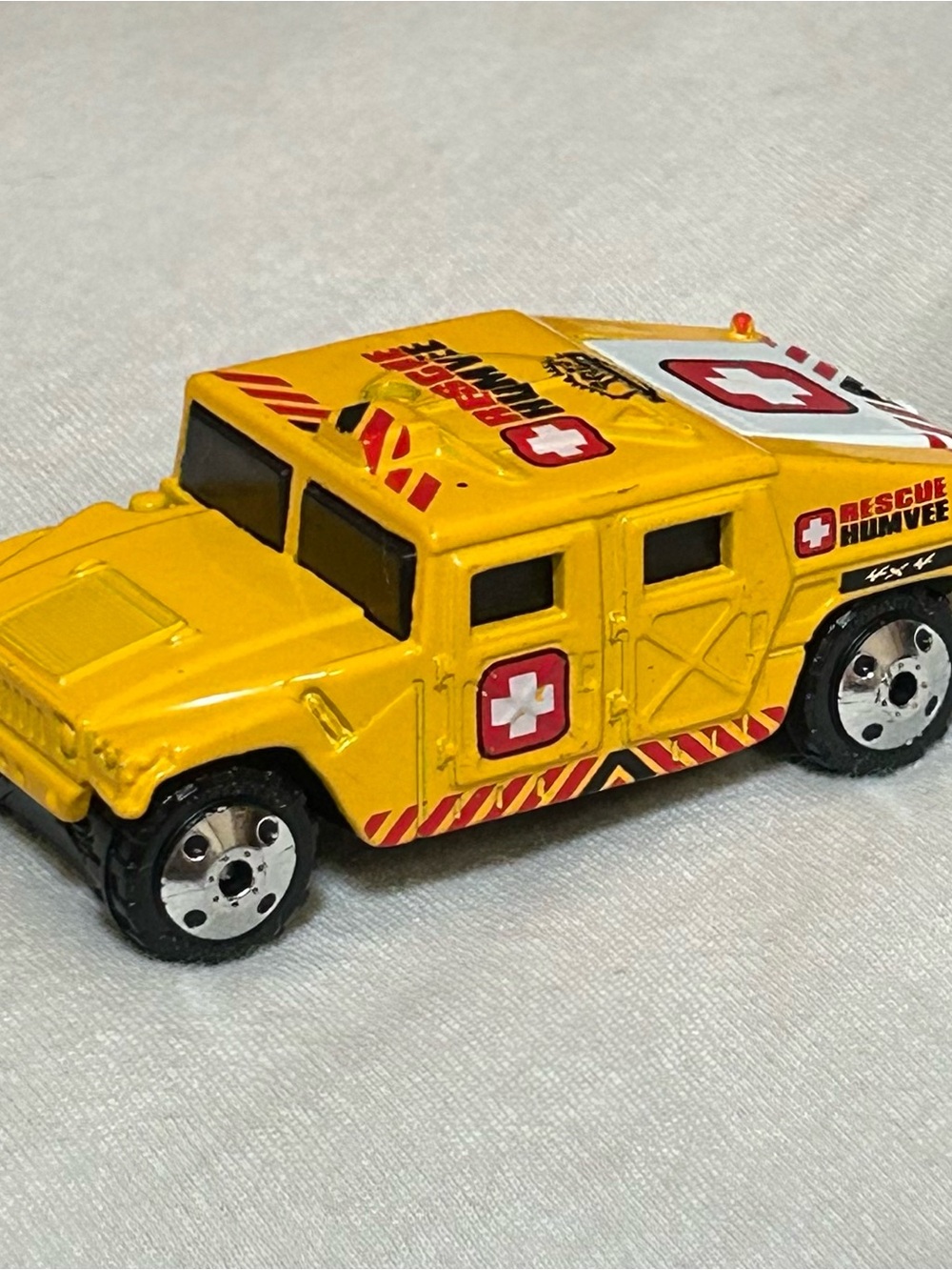 Matchbox Hummer H1 Rescue Humvee Yellow 2003 Special Edition 1/64
